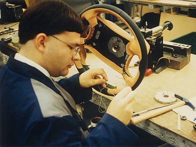 Ein Bentley-Lederkranz in Arbeit